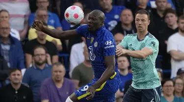 Penyerang Chelsea Romelu Lukaku berebut bola dengan bek Leicester City Jonny Evans pada laga tunda pekan ke-27 Liga Inggris 2021-2022 di Stadion Stamford Bridge, Jumat (20/5/2022) dini hari WIB. Chelsea harus puas bermain imbang 1-1 ketika menjamu Leicester City. (AP Photo/Frank Augstein)