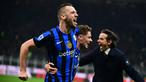 Pemain Inter Milan, Stefan de Vrij melakukan selebrasi setelah mencetak gol penyeimbang 1-1 ke gawang AC Milan dalam laga lanjutan Liga Italia 2024/2025 di San Siro, Milan, Italia, Senin (03/02/2025) WIB. (AFP/Piero Cruciatti)