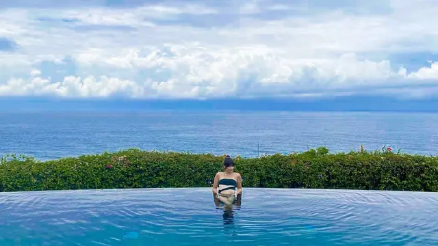 7 Potret Liburan Nia Ramadhani di Bali, Jajal Main Paralayang