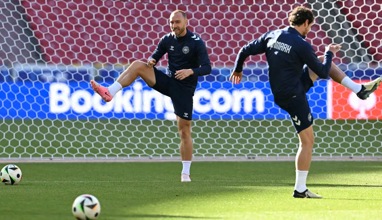Gelandang Denmark #10 Christian Eriksen (kiri tengah) melakukan pemanasan saat sesi latihan turnamen EURO 2024 di Stuttgart Arena, Jerman, Sabtu (15/6/2024).  (THOMAS KIENZLE/AFP)