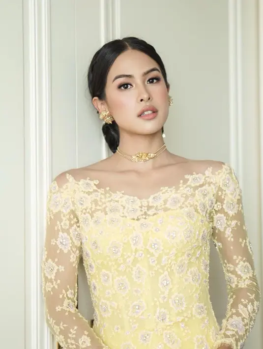 Lebih manis dan simple dengan kalung choker rantai bunga untuk dipadukan dengan kebaya floral kuning. [@maudyayunda]