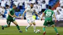 Striker Real Madrid, Karim Benzema, berusaha melewati pemain Leganes pada laga La Liga di Santiago Bernabeu, Sabtu (28/4/2018). Real Madrid menang 2-1 atas Leganes. (AP/Francisco Seco)