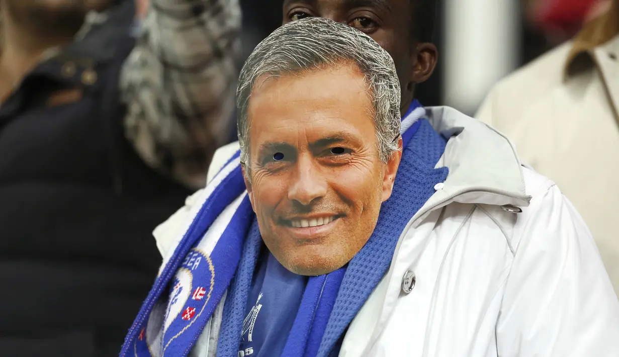 Suporter Chelsea menggunakan topeng pelatih Chelsea Jose Mourinho pada laga Liga Premier Inggris di Stadion Britania, Minggu (8/11/2015) dini hari WIB. Mourinho dilarang mendampingi timnya oleh Football Association ( FA ). ( Reuters/Ed Sykes)