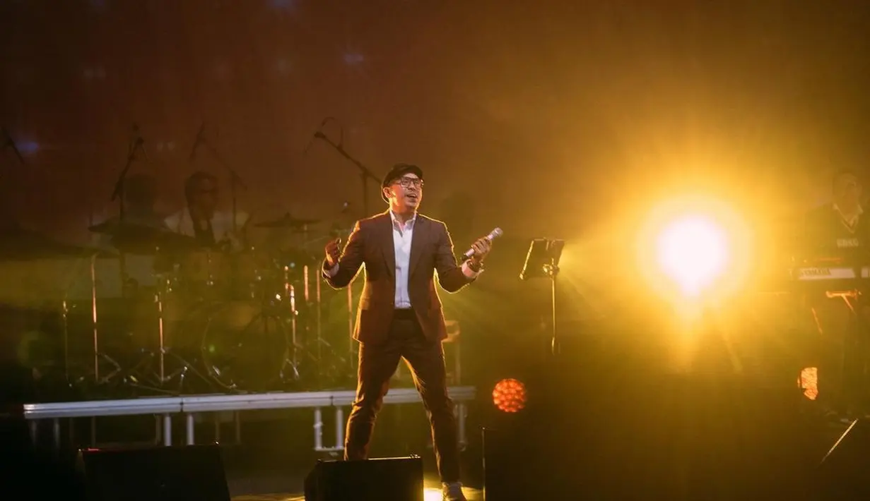 Sammy menjadi vokalis band Kerispatih sejak tahun 2003 hingga 2010. Beberapa album telah dirilis bersama grup bandnya. Kehadiran bandnya, mendapat sambutan baik dari masyarakat pecinta musik. Sammy bersama Kerispatih kerap tampil di berbagai kota. [Instagram/sammysimorangkir]