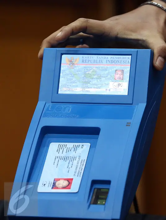 Petugas memperlihatkan alat pembaca e-KTP (card reader) saat menggelar barang bukti temuan dokumen palsu berupa 36 KTP Indonesia Palsu dan 32 NPWP yang dikirim dari Kamboja, di kantor Bea Cukai, Jakarta Timur, Jumat (10/2). (Liputan6.com/Johan Tallo)