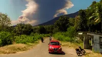 Gunung itu menyemburkan material vulkanik hingga setinggi 18 ribu meter dari puncaknya. (ARNOLD WELIANTO/AFP)