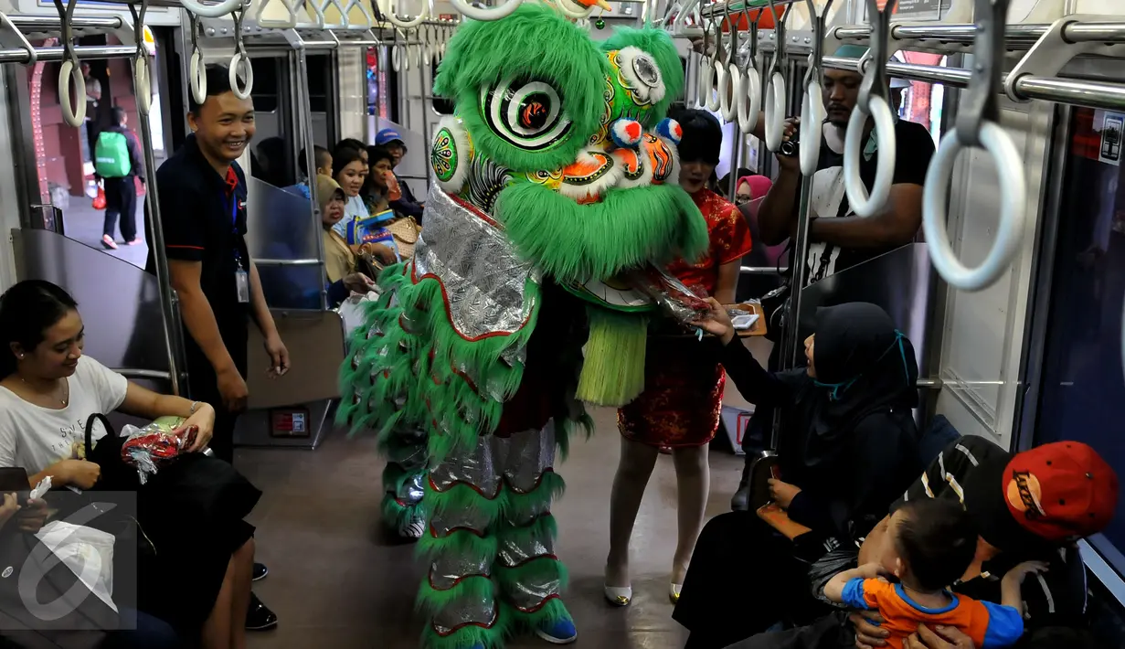  Barongsai memberikan hadiah kepada penumpang kereta api di stasiun Jakarta - Kota, Minggu (7/2). Menyambut Tahun Baru Imlek 2567, PT KAI Commuter Jabodetabek (KCJ) menghadirkan hiburan Barongsai bagi pengguna KRL. (Liputan6.com/JohanTallo)