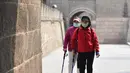 Sejumlah wisatawan mengunjungi Tembok Besar bagian Badaling di Beijing, ibu kota China, pada 24 Maret 2020. Bagian dari Tembok Besar yang terkenal di Beijing itu telah dibuka kembali sebagian pada Selasa (24/3), setelah ditutup selama hampir dua bulan akibat corona COVID-19. (Xinhua/Chen Zhonghao)