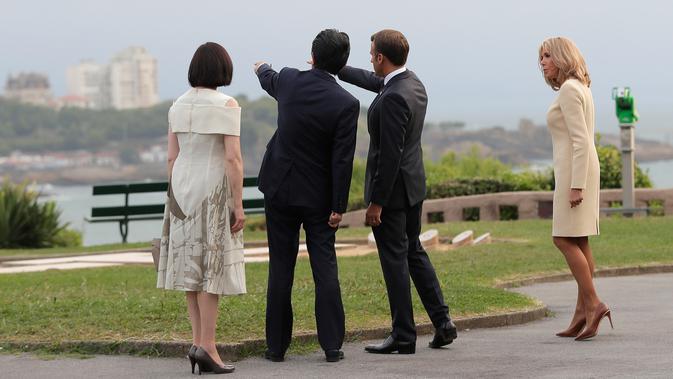 Presiden Prancis Emmanuel Macron (dua kanan) dan istrinya Brigitte Macron (kanan) menyambut kedatangan Perdana Menteri Jepang Shinzo Abe (dua kiri) dan istrinya Akie Abe (kiri) di KTT G7, Biarritz, Prancis, Sabtu (24/8/2019). (AP Photo/Markus Schreiber)