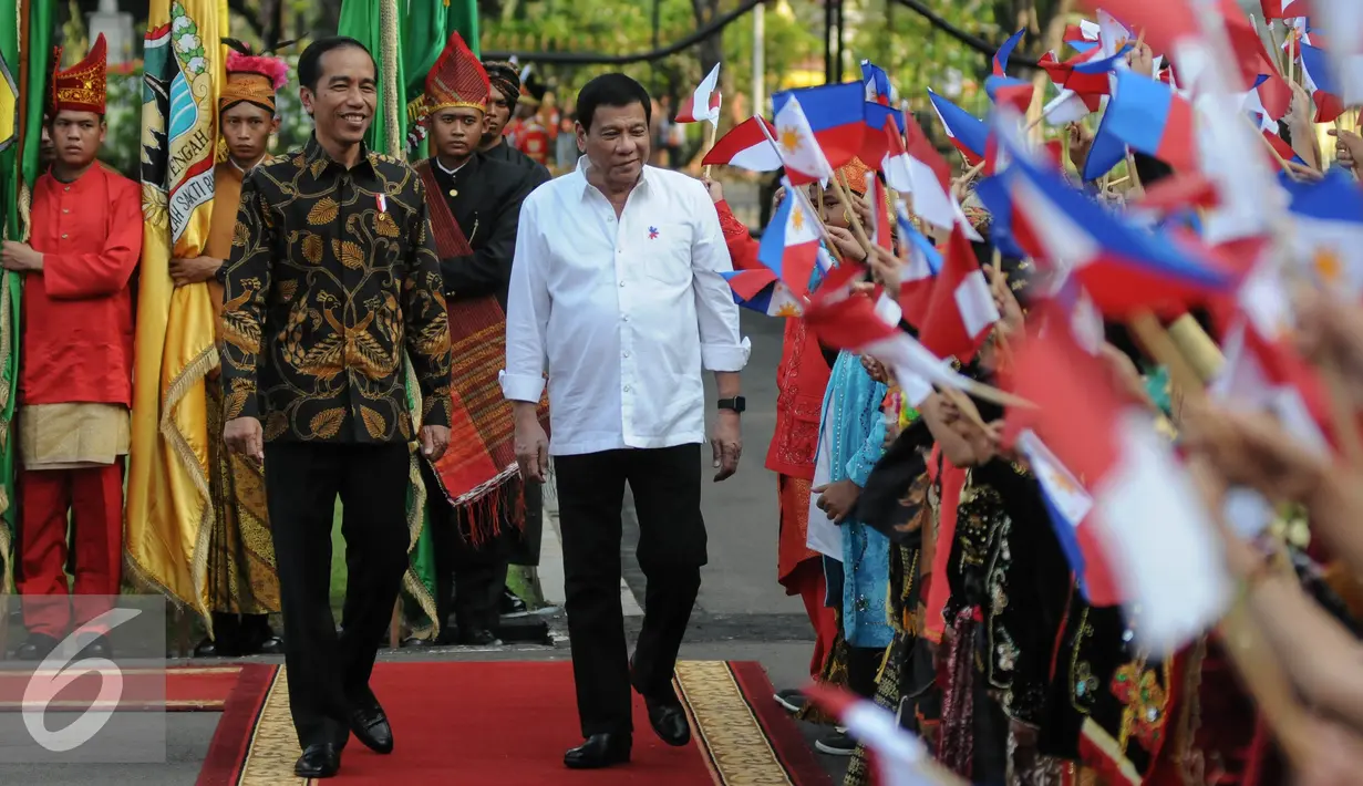 Bendera Indonesia dan Filipina berkibar saat menyambut kedatangan Presiden Rodrigo Duterte di Istana Negara, Jakarta, Jumat (9/9). (Liputan6.com/Faizal Fanani)
