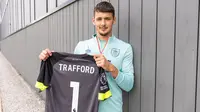 James Trafford didatangkan klub promosi Burnley dari Manchester City U-21 dengan nilai transfer 17,3 juta euro dengan durasi kontrak selama 4 tahun hingga 30 Juni 2027. Ia diplot sebagai pesaing Arijanet Muric untuk berebut posisi kiper utama yang juga berasal dari Manchester City. (twitter.com/BurnleyOfficial)