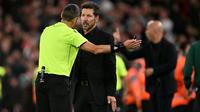 Pelatih Atletico Madrid asal Argentina, Diego Simeone, diusir wasit asal Italia, Maurizio Mariani, dalam pertandingan putaran pertama Liga Champions UEFA antara Liverpool dan Atletico Madrid di Anfield, Liverpool, Inggris barat laut,&nbsp;Kamis (18-9-2025) dini hari WIB. (Oli SCARFF/AFP)