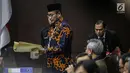 Komisioner KPU, Hasyim Asyari membawa amplop untuk ditunjukkan kehadapan Majelis Hakim dan tim kuasa hukum pasangan Prabowo Subianto-Sandiaga Uno dalam sidang lanjutan sengketa pilpres 2019 di Gedung Mahkamah Konstitusi (MK), Jakarta, Kamis (20/6/2019). (Liputan6.com/Faizal Fanani)