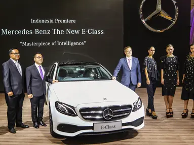 CEO Mercedez Benz Distribution Indonesia dan Director bersama sejumlah model foto bersama saat peluncuran 7 mobil terbaru Mercedes Benz di Gaikindo Indonesia International Auto Show (GIIAS), ICE BSD, Tangsel, Kamis (11/8). (Liputan6.com/Fery Pradolo)