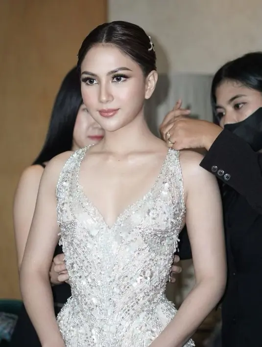 Maka pemilihan makeup natural namun glam diaplikasikan oleh Eva. Dengan warna bibir nude tapi glossy, makeup mata flawless namun tegas, dan cheek yang sparks. Hairstylist Woko. S menyempurnakan look flawless glam dengan bun modern yang chic. [Foto: Instagram @evalovira]