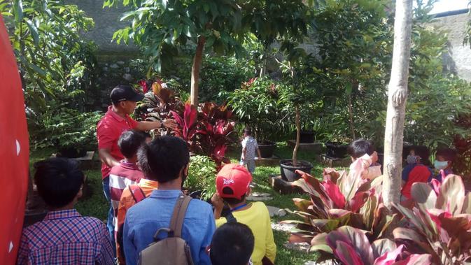 Yayasan Jumat Barokah Banjarnegara (JBB), Minggu (3/1/2021) mengajak 80 anak yatim di Banjarnegara untuk mengikuti kegiatan ‘Plesir Bareng Yatim’. (Foto: Liputan6.com/Heni Purwono)