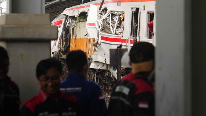 Dramatisnya Evakuasi Korban Kecelakaan Kereta di Bekasi