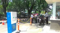 Petugas Dinas Perhubungan dan Transportasi DKI Jakarta menjaga di pintu depan gedung DPRD DKI Jakarta (Liputan6.com/ Ahmad Romadoni).