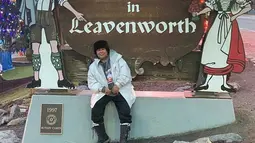 Jaket tebal yang tak pernah ektinggalan, ia padukan dengan kaus abu-abu serta jeans gelap. Penampilannya semakin berkesan boyish dengan pakai boot hitam. (Liputan6.com/IG/@sutykarno)