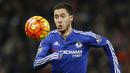 Gelandang Chelsea, Eden Hazard, mengejar bola saat laga melawan MU di Stadion Old Trafford, Inggris. (Reuters/Phil Noble)