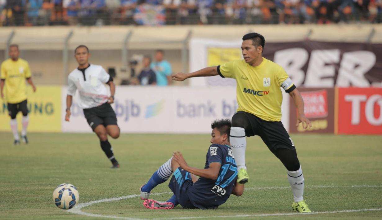 Penyerang Persib Bandung, Rudiyana terjatuh saat duel dengan pemain Malaysia All Stars pada laga persahabatan di Stadion Si Jalak Harupat, Bandung, Sabtu (24/10/2015). (Bola.com/Nicklas Hanoatubun)