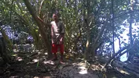 Pria asal Banyuwangi menjaga Sungai Kampar di Riau dari abrasi ombak Bono tanpa digaji selama bertahun-tahun. (Liputan6.com/M Syukur)