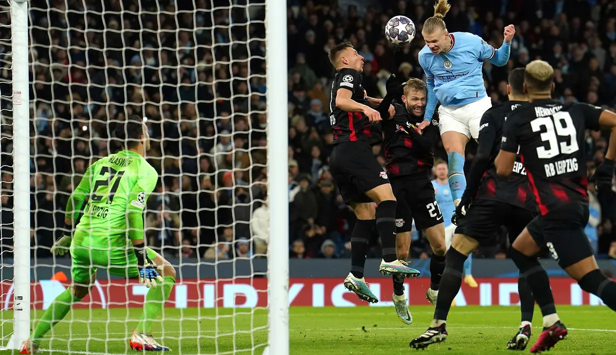 Pemain Manchester City Erling Haaland menyundul bola yang menghasilkan gol ke gawang RB Leipzig pada pertandingan sepak bola leg kedua babak 16 besar Liga Champions di Etihad Stadium, Manchester, Inggris, 14 Maret 2023. Laga berakhir 7-0 dan membawa Manchester City lolos ke perempat final Liga Champions dengan agregat 8-1. (Nick Potts/PA via AP)