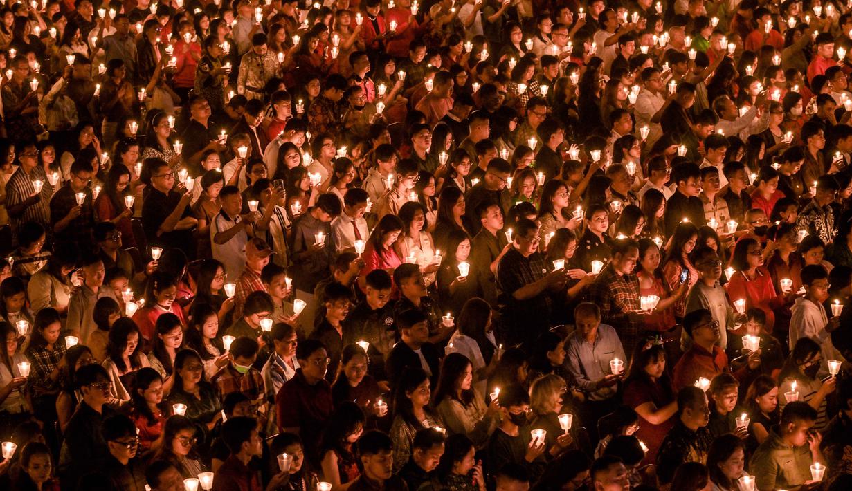 Tema ini menjadi pesan utama yang mengajak jemaat untuk tetap percaya, berharap, dan meneguhkan kasih dalam menjalani kehidupan ke depan yang penuh ketidakpastian. Tampak dalam foto, umat Kristiani saat menghadiri misa Hari Natal di Gereja Bethany, Surabaya, Jawa Timur pada Kamis 25 Desember 2025. (JUNI KRISWANTO/AFP)