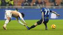 Pemain Inter Milan Marcelo Brozovic berebut bola dengan pemain Venezia Dor Peretz pada pertandingan sepak bola Liga Italia di Stadion San Siro, Milan, Italia, 22 Januari 2022. Inter Milan menang 2-1. (AP Photo/Luca Bruno)