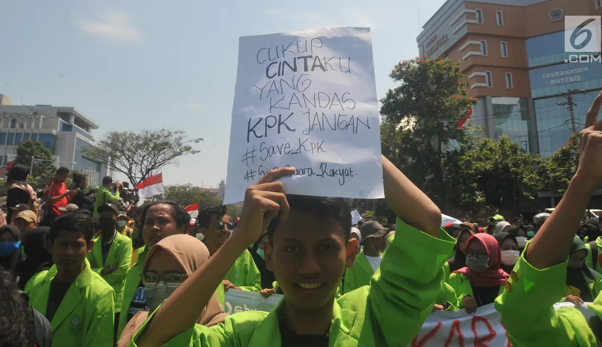 Mahasiswa membawa poster dalam unjuk rasa di Kantor Gubernur Jawa Tengah, Jalan Pahlawan Semarang, Selasa (24/9/2019). Mahasiswa dari berbagai universitas meneriakkan kecaman terhadap DPR sebagai protes terhadap rencana pengesahan Rancangan KUHP dan sejumlah RUU lain. (Liputan6.com/Gholib)