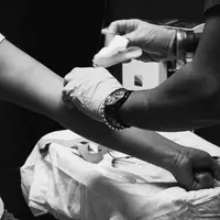 Ilustrasi melakukan infus kromosom dan infus whitening. (unsplash.com/@obionyeador)