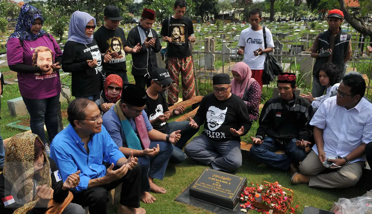 Bakal Cagub DKI, Rizal Ramli (kedua kiri) bersama anak Benyamin, Biem Benyamin, dan para penggemar berdoa saat memperingati haul ke-21 tokoh Betawi yang akrab disapa Benyamin S itu, di TPU Karet Bivak, Jakarta, Senin (5/9). (Liputan6.com/Gempur M Surya)