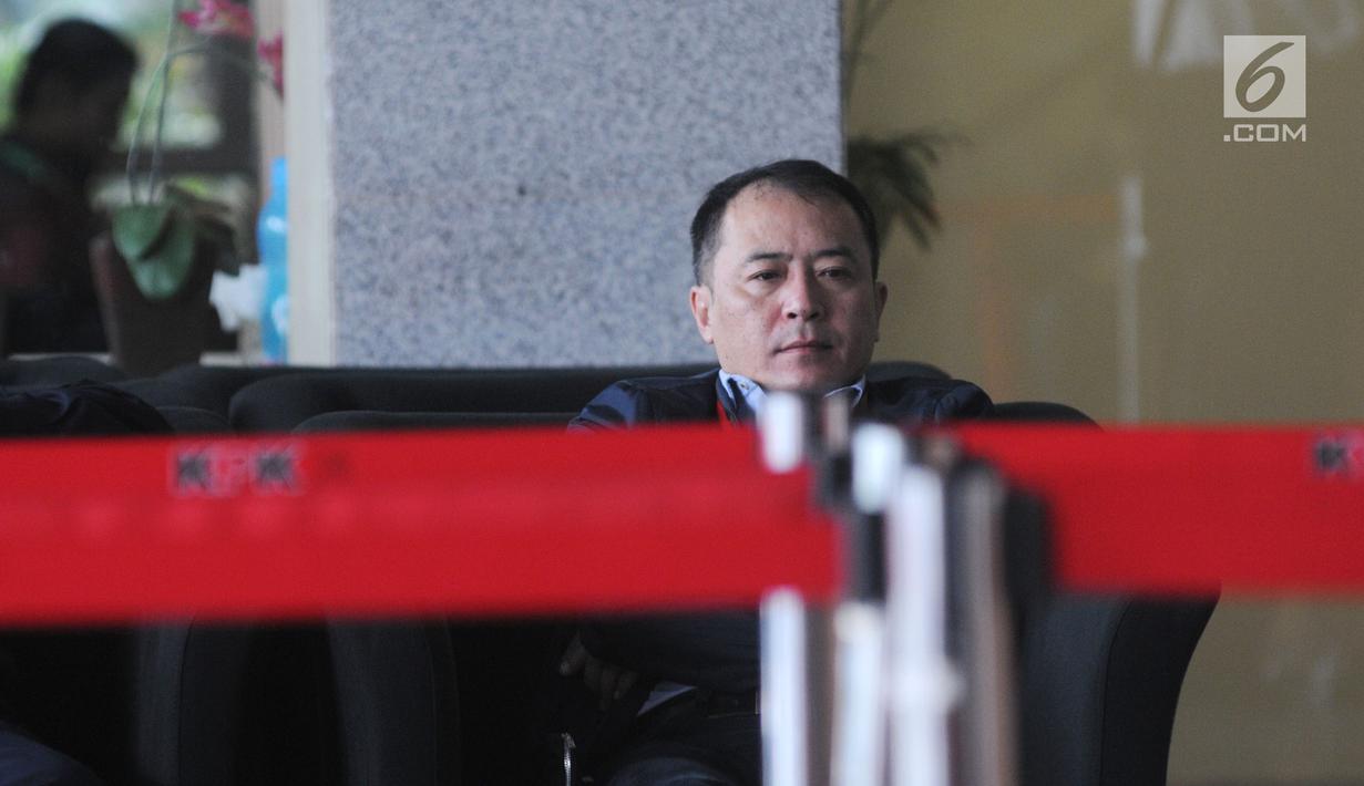 Presiden Direktur Lippo Cikarang, Toto Bartholomeus menunggu pemeriksaan di Gedung KPK, Jakarta, Jumat (9/11). Toto diperiksa sebagai saksi dalam kasus dugaan suap perizinan proyek pembangunan Meikarta. (Merdeka.com/Dwi Narwoko)