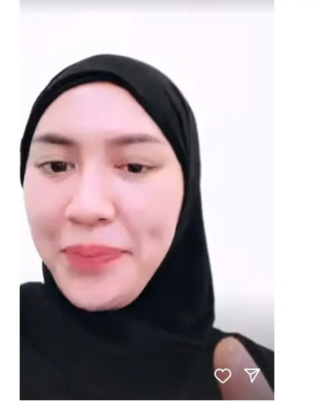 7 Potret Happy Asmara Jalani Umroh, Penampilan Berhijab Curi Perhatian