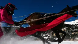 Valeria Holinger bersaing dalam lomba Skikjoering selama pacuan kuda White Turf di danau beku, Saint Moritz, Swiss, 17 Februari 2019. Skijoring mengharuskan kuda-kuda peserta menarik pemain ski di atas lintasan sepanjang 2.700 meter (STEFAN WERMUTH / AFP)
