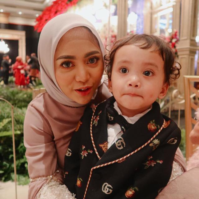 Lucu Dan Gemas Ini Potret 7 Anak Seleb Dengan Rambut Keriting Hot Liputan6 Com