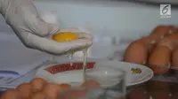Petugas BPMSPH menguji telur ayam di Pasar Johar Baru, Jakarta, Selasa (27/3). Sebelumnya, viral di media sosial video telur palsu berada di pasar tersebut. Namun, setelah diuji, telur tersebut memiliki kualitas paling bagus. (Merdeka.com/Imam Buhori)
