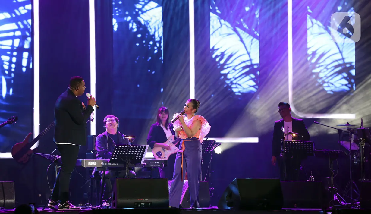 Komposer Erwin Gutawa (kedua kiri) berkolaborasi bersama penyanyi Ruth Sahanaya (kedua kanan) dan Andmesh Kamaleng (kiri) saat tampil pada hari pertama BNI Java Jazz Festival 2022 di JIExpo Kemayoran, Jakarta, Jumat (27/5/2022). Java Jazz Festival 2022 digelar pada 27-29 Mei setelah vakum selama dua tahun akibat pandemi COVID-19. (Liputan6.com/Johan Tallo)