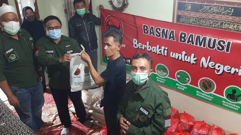 Baitul Muslimin Indonesia (Bamusi), organisasi sayap PDI Perjuangan memberikan bantuan ribuan paket sembako dan vitamin bagi warga yang menjalani isolasi mandiri akibat terpapar Covid-19.