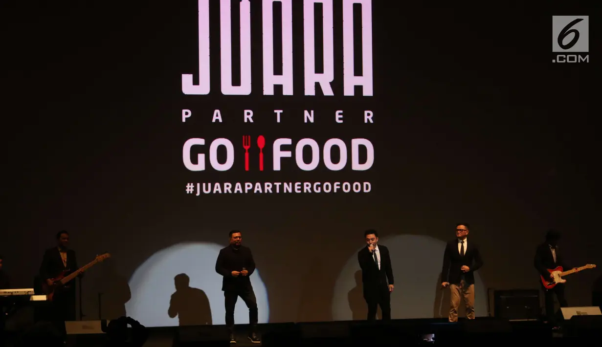 Grup band Kahitna memeriahkan Malam Juara Go-Food 2018 di Jakarta, Jumat (23/2). Malam Juara Go-Food 2018  merupakan bentuk apresiasi Go-Jek terhadap mitra kuliner UMKM yang telah tumbuh bersama. (Liputan6.com/Angga Yuniar)