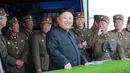 Pemimpin Korea Utara, Kim Jong-un saat menghadiri latihan militer untuk peringatan 85 tahun pembentukan Tentara Rakyat Korea (KPA) di Korea Utara (26/4). (AFP FOTO / KCNA / STR)