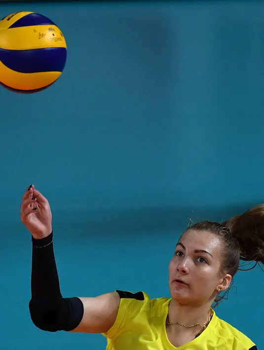 Atlet voli putri Kazakhstan Kristina Belova mengembalikan bola saat melawan China pada pertandingan voli  grup B Asian Games 2018 di Jakarta, (25/8). (AFP Photo/Juni Kriswanto)