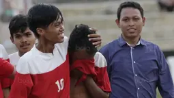 Pemain STIMED Nusa Palapa menangis usai menjuarai Torabika Campus Cup 2017 di Stadion UNM, Makassar, Kamis, (19/10/2017). STIMED Nusa Palapa menang adu penalti atas STKIP Mega Resky. (Bola.com/M Iqbal Ichsan)