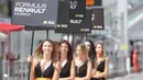 Sejumlah umbrella girl saat balapan Formula Renault 2.0 Eurocup di Sirkuit Red Bull Ring, Austria, Minggu (23/7/2017). Pebalap Indonesia, Presley Martono, gagal finis karena ditabrak. (Bola.com/Reza Khomaini)