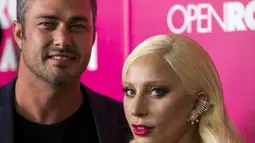 Penyanyi Lady Gaga (kanan) tampil mesra bersama kekasihnya Taylor Kinney dalam pemutaran perdana film " Rock the Kasbah " di New York, Senin (19/10/2015). Mereka telah bertunangan Februari lalu. (REUTERS/Lucas Jackson)