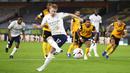 Penyerang Manchester City, Kevin De Bruyne, melepaskan tendangan penalti saat melawan Wolverhampton Wanderers pada laga Liga Inggris di Stadion Molineux, Senin (21/9/2020). Manchester City menang dengan skor 3-1. (Nick Potts/Pool via AP)