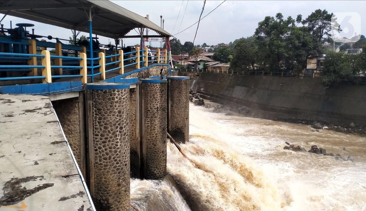 Kondisi Bendung Katulampa, Bogor, Jawa Barat, Senin (10/10/2022). Setelah sebelumnya tinggi muka air (TMA) mencapai 220 Cm dengan status Siaga 1, pada pukul 13.23 WIB Bendung Katulampa terpantau kembali pada status normal. (Liputan.com/Magang/Aida Nuralifa)