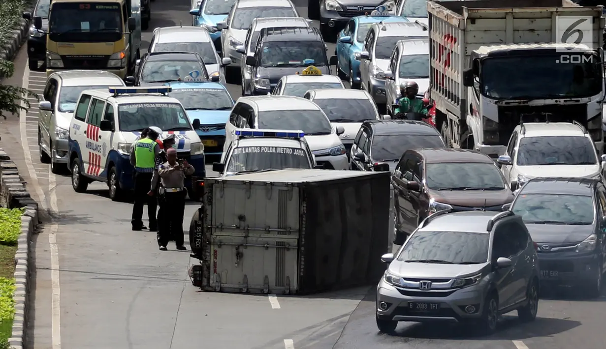 Sebuah mobil boks terguling di Jalan Casablanca, Jakarta, Rabu (27/6). Mobil bernomor polisi B 9515 FCC terguling di ruas jalan dari arah Tebet menuju Jalan Prof Dr Satrio pukul 10.35 WIB. (Liputan6.com/Arya Manggala)