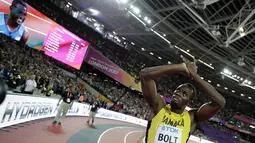 Pelari Jamaika, Usain Bolt berselebrasi usai meraih posisi ketiga pada lomba lari 100 meter Kejuaraan Dunia Atletik 2017 di Stadion London, Minggu (6/8). Usain Bolt gagal mengukir namanya pada kejuaraan dunia itu sebelum pensiun. (AP/Matthias Schrader)