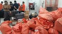 Puluhan paket Tabloid Indonesia Barokah ditahan di PT Pos Indonesia kantor Merdeka Palembang (Liputan6.com / Nefri Inge)